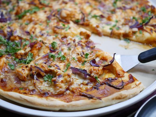 Teilaufnahme Pizza für Rezept Barbeque Pizza von der White Lady von Pampered Chef® 