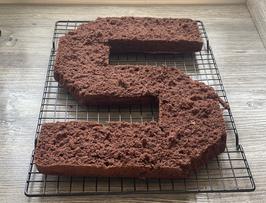 Kuchen längs halbiert für Rezept Letter Cake aus der Carbon Backform von Pampered Chef® 