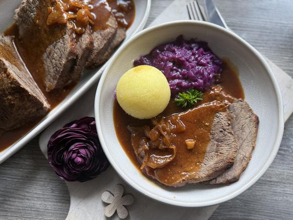 Rinderbraten mit Zwiebelsoße Rezept - Schritt 6 Portion - Rinderbraten mit Zwiebelsoße Rezept - Ofenmeister
