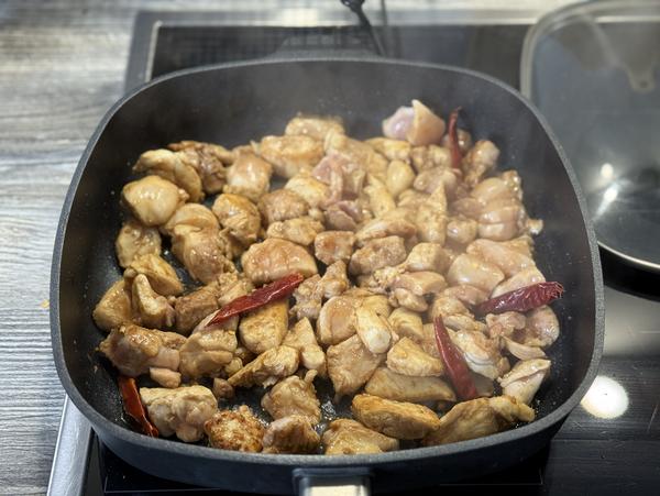 Asia-Hähnchen-Pfanne - Fleisch angebraten Hähnchenfleisch in Stücken in Pfanne angebraten für Rezept Asia-Hähnchen-Pfanne