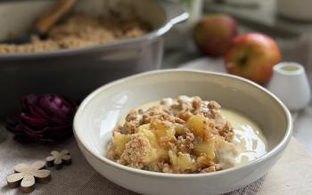 Bratapfel-Crumble angerichtet - im Hintergrund der Ofenmeister von Pampered Chef® 