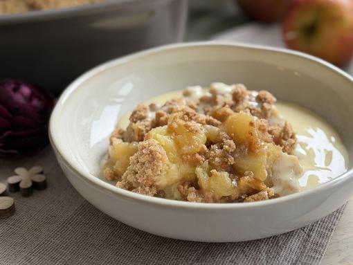 Bratapfel-Crumble Rezept Bratapfel-Crumble angerichtet - im Hintergrund der Ofenmeister von Pampered Chef®