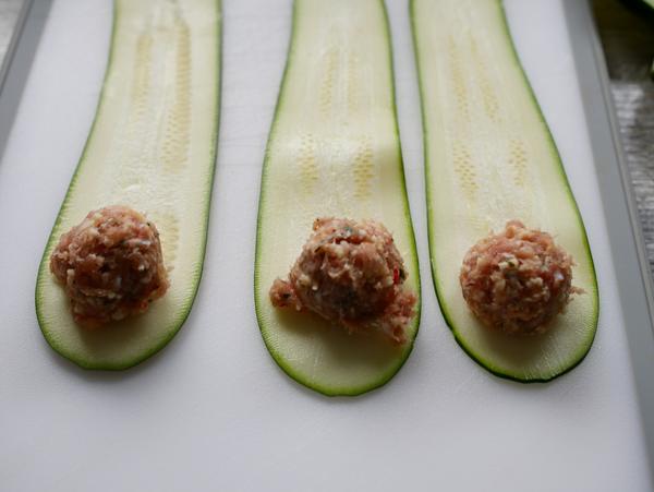 Fleisch und Gemüse für Rezept Zucchini Hackröllchen aus der runden Ofenhexe® von Pampered Chef® 