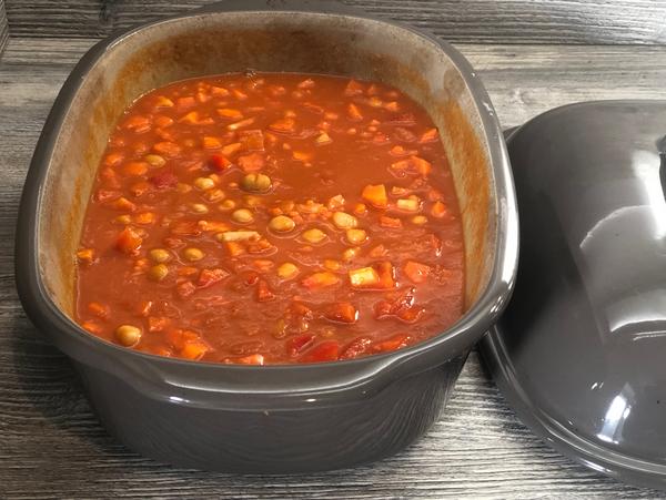 Zutaten und Soße für indisches Curry im Ofenmeister von Pampered Chef® 
