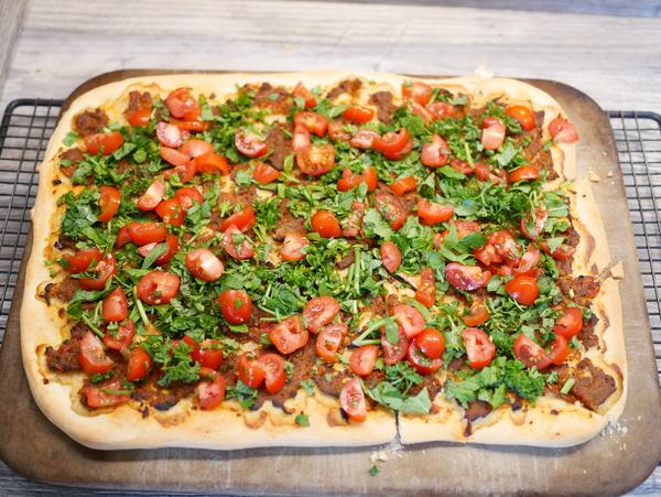 Pizza mit Belag für Rezept Lahmacun-Pizza vom Zauberstein von Pampered Chef® 