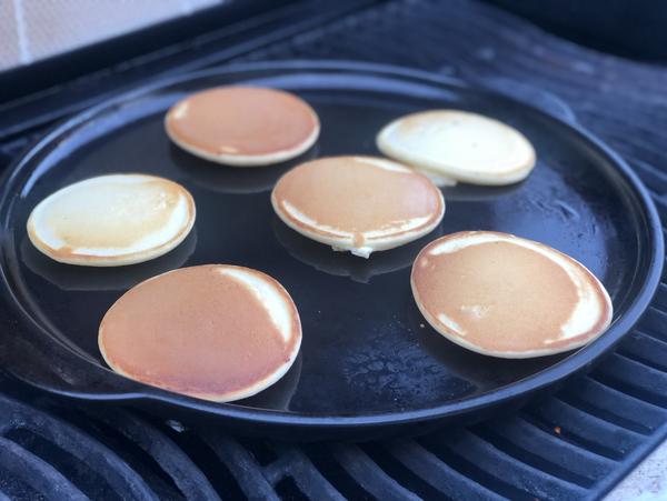 Pfannkuchen gebacken für Rezept Pancakes vom Grillstein von Pampered Chef® 