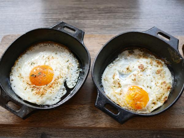 Eier in Pfännchen gebacken für Rezept Spiegelei aus dem Air Fryer von Pampered Chef® 