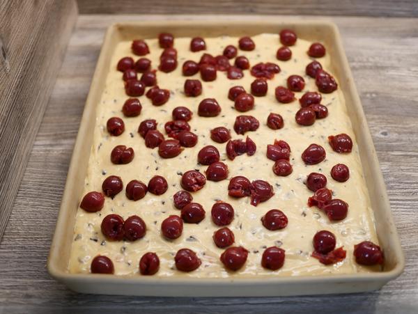 Teig mit Kirschen für Rezept Ameisen-Kirsch-Kuchen vom großen Ofenzauberer 
