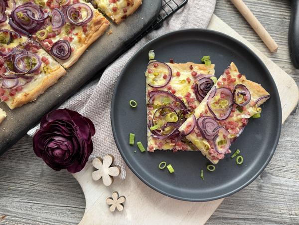 Flammkuchen Rezept - Portion Stücke auf Teller angerichtet für Rezept Flammkuchen vom Zauberstein
