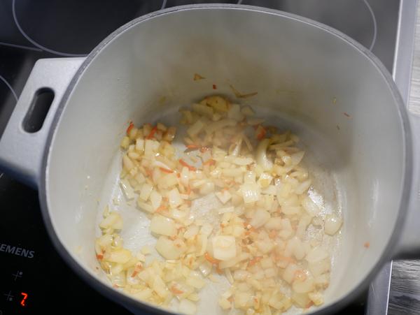 Zwiebeln im Topf für Rezept One Pot Pasta aus dem gusseisernen Topf von Pampered Chef® 