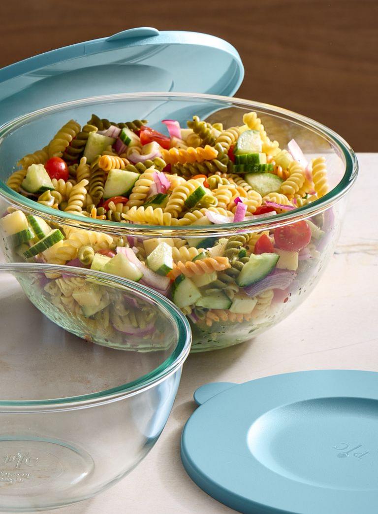 Große Glas-Rührschüssel von Pampered Chef® mit Salat befüllt