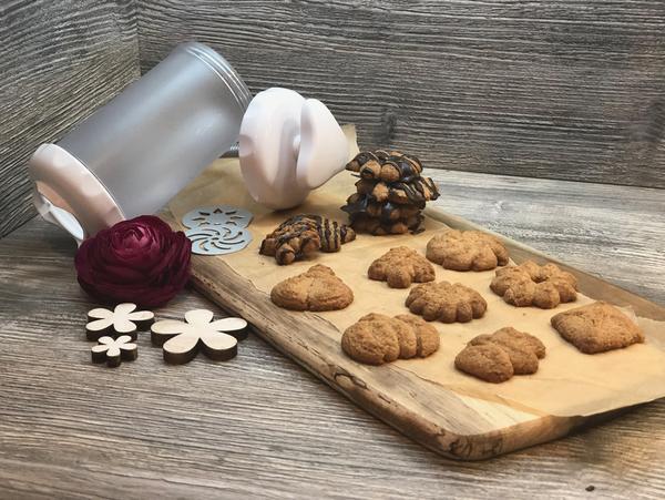 Lebkuchen-Kekse aus Plätzchenpresse von Pampered Chef® - auf Holzbrett