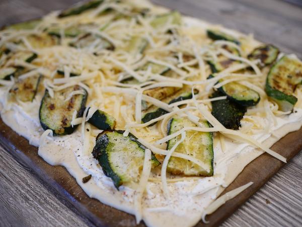 Belag mit Käse für Rezept Zucchini-Pizza vom Zauberstein von Pampered Chef® 