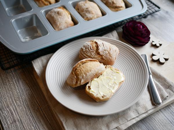 Brötchen auf Teller angerichtet für Rezept No-knead-Brötchen aus der Mini-Kuchenform