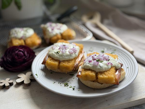 Fischstäbchen-Toast Rezept - angerichtet Toast angerichtet auf Teller - Rezept Fischstäbchen-Toast aus dem Deluxe Air Fryer