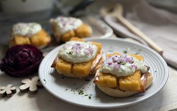 Toast angerichtet auf Teller - Rezept Fischstäbchen-Toast aus dem Deluxe Air Fryer