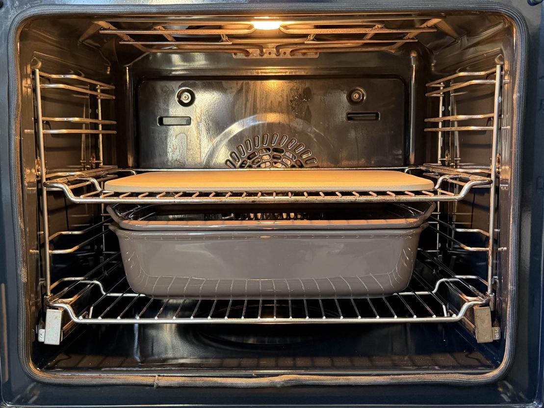Ofenhexe® und Zauberstein von Pampered Chef® im Backofen kombiniert