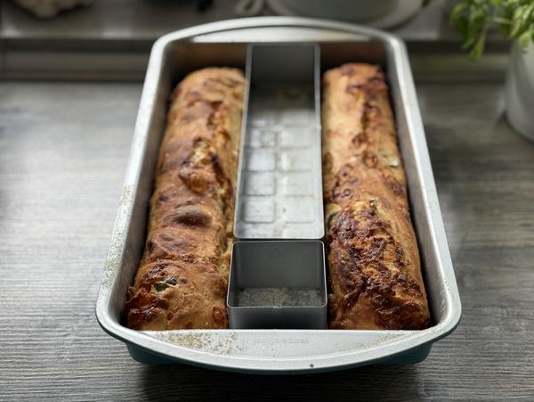 Jalapeno-Cheddar-Baguette Rezept - Schritt 5 Baguettes gebacken - Jalapeno-Cheddar-Baguette Rezept - Pampered Chef®