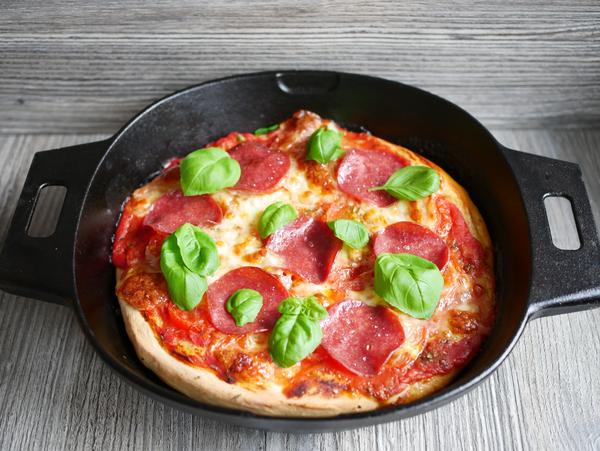 Pan Piza gebacken für Rezept Pan-Pizza aus der gusseisernen Pfanne von Pampered Chef® 