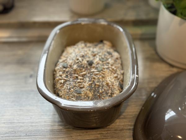 Verler-Dreikorn-Brot Rezept - Teig in Backform Verler-Dreikorn-Brot Rezept - Teig in Backform vor dem Backen