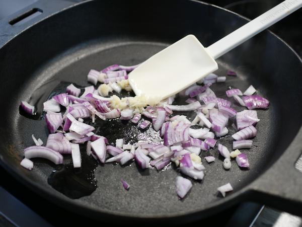 Zwiebeln in Pfanne für Rezept Paprika Nudel Schmortopf aus der Pampered Chef® Gusspfanne
