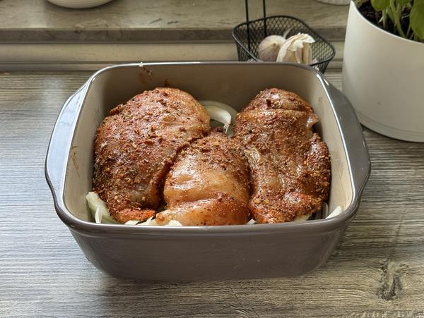 Pulled Chicken Rezept - Hähnchenfleisch Hähnchenfilet in Backform für Rezept Pulled Chicken aus dem Air Fryer