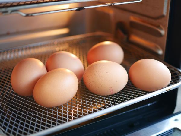 Eier auf Backblech für Rezept gekochte Eier aus dem Air Fryer von Pampered Chef® 