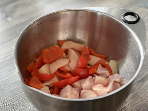 Hähnchengulasch-Topf Rezept - Schritt 1 Fleisch - Rezept - Hähnchengulasch-Topf - kleiner Zaubermeister - Pampered Chef®
