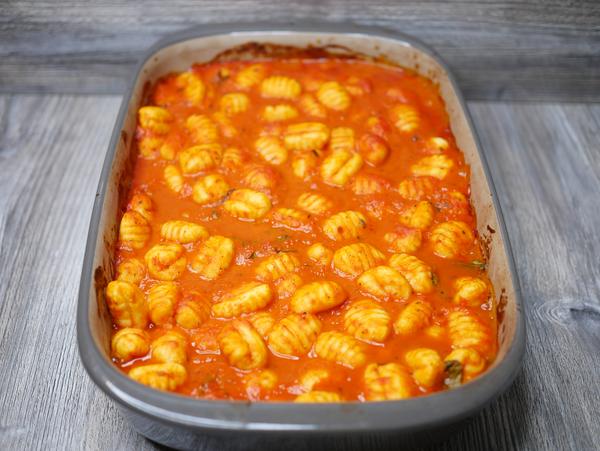Tomatensoße in Backform für Rezept Gnocchi mit Spinat aus der Ofenhexe® von Pampered Chef® 