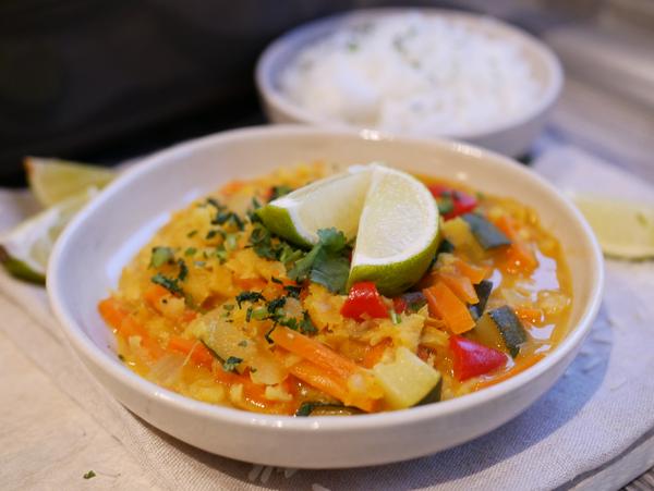 Portion angerichtet für Rezept Gemüse-Linsen-Curry aus dem Ofenmeister von Pampered Chef® 