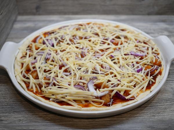 Teig mit Käse auf White Lady für Rezept Barbeque Pizza von Pampered Chef® 