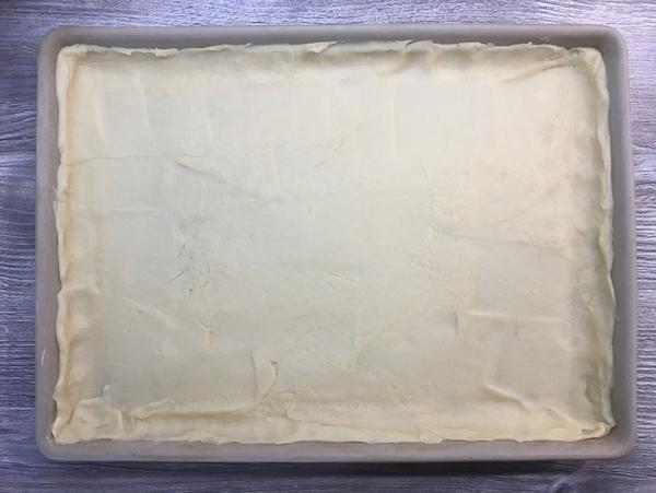 Teig ausgerollte für Speck-Lauch-Kuchen auf dem Ofenzauberer von Pampered Chef®