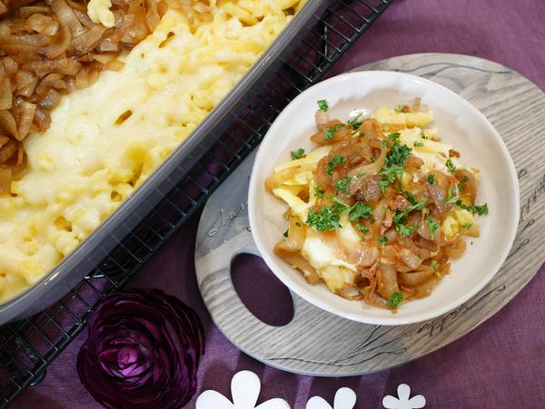 Spätzle mit Zwiebeln auf Teller für Rezept Käsespätzle aus der Ofenhexe von Pampered Chef® 