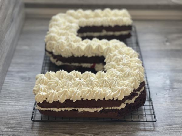 Kuchen mit Creme für Rezept Letter Cake aus der Carbon Backform von Pampered Chef® 