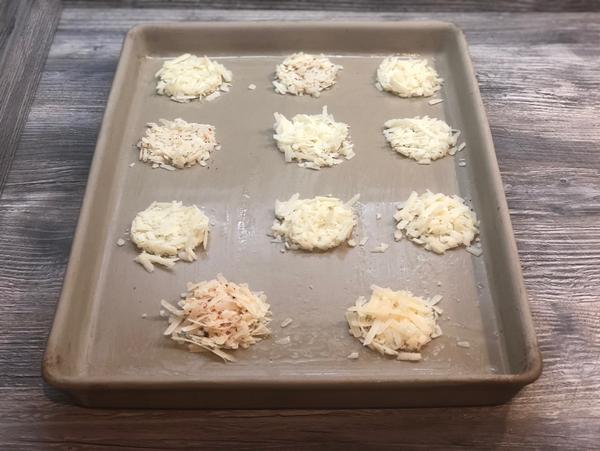 Roher Parmesan auf Blech für Parmesan-Cracker vom großen Ofenzauberer