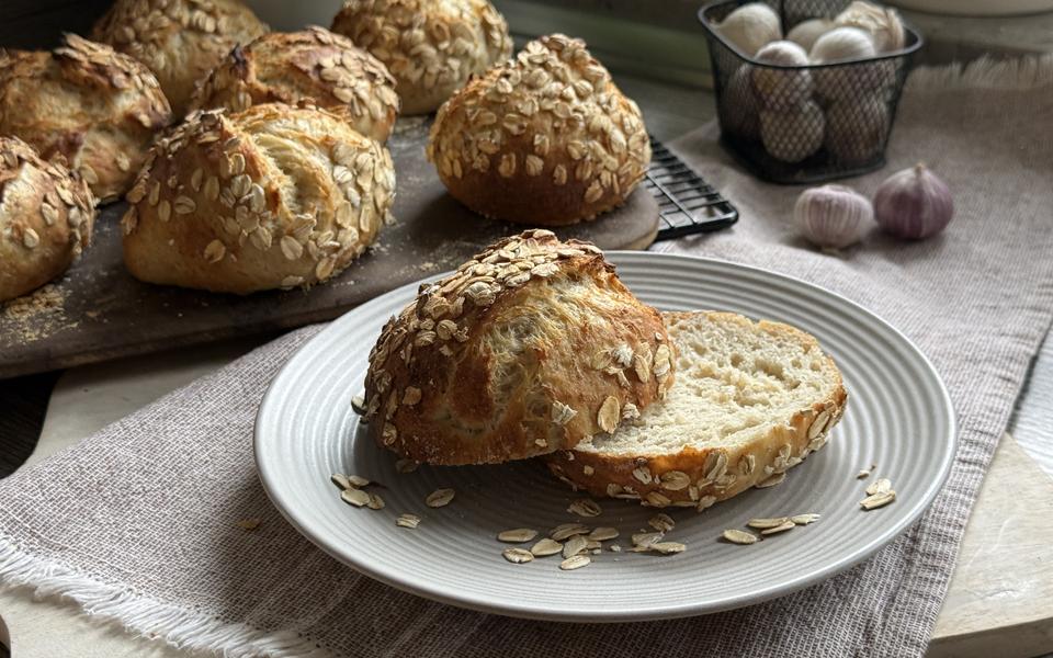 Brötchen aufgeschnitten im Hintergrund der Zauberstein von Pampered Chef® 
