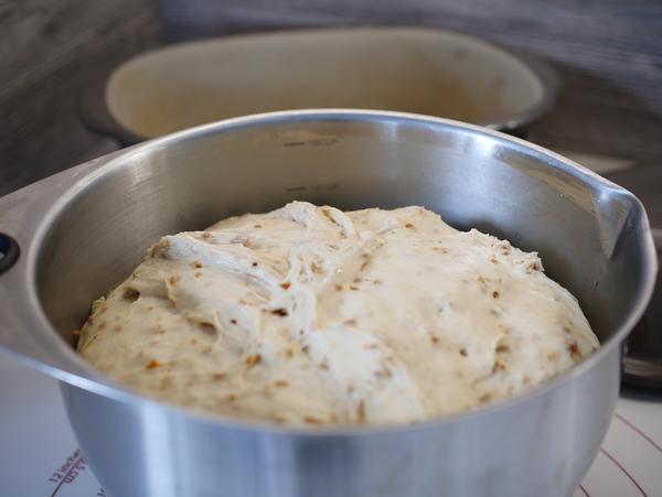 Teig in Edelstahlschüssel für Rezept Verler-Zwiebel-Brot aus dem Ofenmeister 