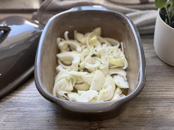 Rinderbraten mit Zwiebelsoße Rezept - Schritt 1 Zwiebeln - Rinderbraten mit Zwiebelsoße Rezept - Ofenmeister