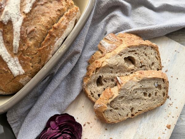 Brotscheiben auf Holzbrett für Rezept Mühlenkruste aus dem Ofenmeister 