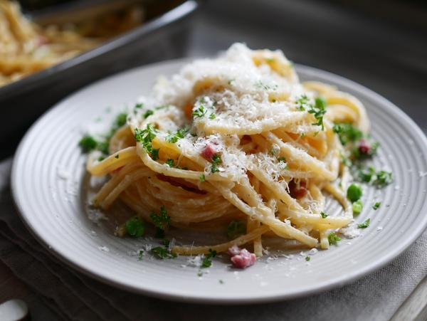 Portion auf Teller für Rezept Ofen-Spaghetti Carbonara aus der Ofenhexe® von Pampered Chef® 