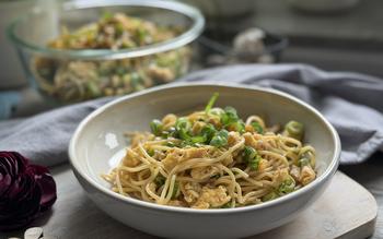 Maggi-Salat ferig angerichtet auf Teller - im Hintergrund Salatschüssel von Pampered Chef® 