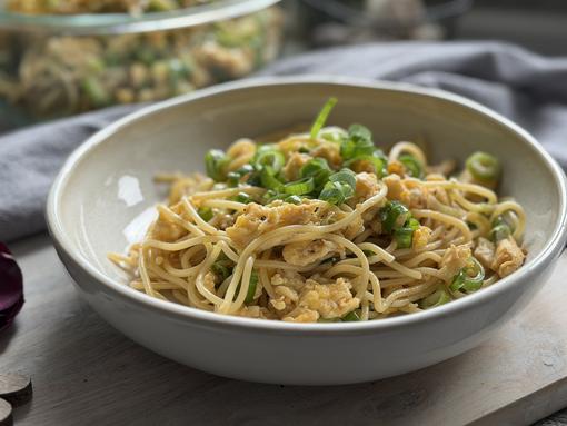 Maggi-Salat Rezept - angerichtet Maggi-Salat ferig angerichtet auf Teller - im Hintergrund Salatschüssel von Pampered Chef®