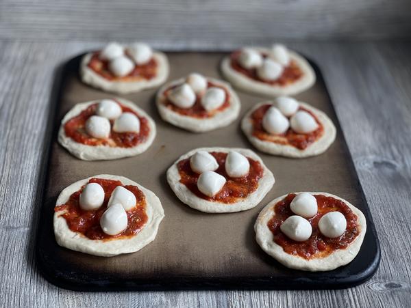 Mozzarella für Rezept Mini Pizzen Ruck Zuck vom Zauberstein von Pampered Chef® 