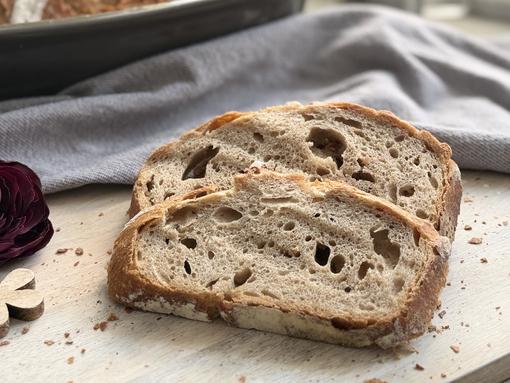 Brot und Brotscheiben angerichtet für Rezept Mühlenkruste aus dem Ofenmeister 