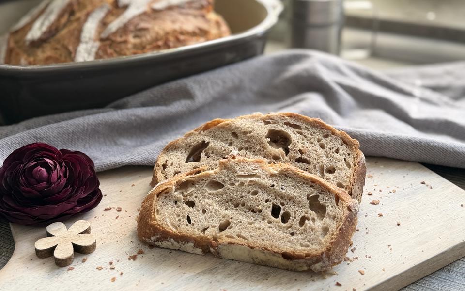 Brot und Brotscheiben angerichtet für Rezept Mühlenkruste aus dem Ofenmeister