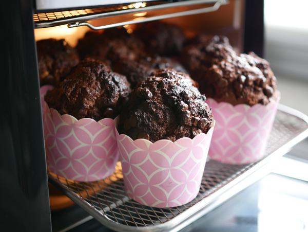 Muffins gebacken für Rezept Triple Chocolate Muffins aus dem Air Fryer von Pampered Chef® 