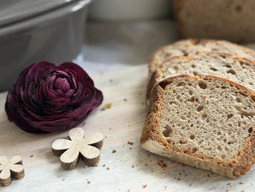 Brotscheiben und Brot angerichtet - fRezept Bünder-Laib aus dem kleinen Ofenmeister 
