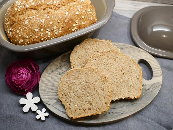Brot und Brotscheiben angerichtet für Rezept Dinkelbrot aus dem kleinen Zaubermeister 