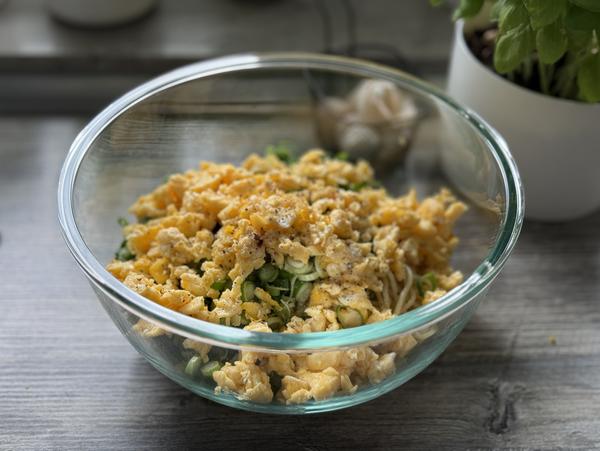 Maggi-Salat Rezept - Salatschüssel mit Zutaten Alle Zutaten für das Rezept Maggi-Salat in Glasschüssel von Pampered Chef®