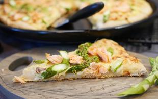 Lachs-Spargel-Pizza vom Rockcrok Grillstein von Pampered Chef® 